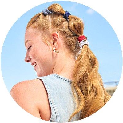 Woman with Lee x Goody Elastics in her hair.