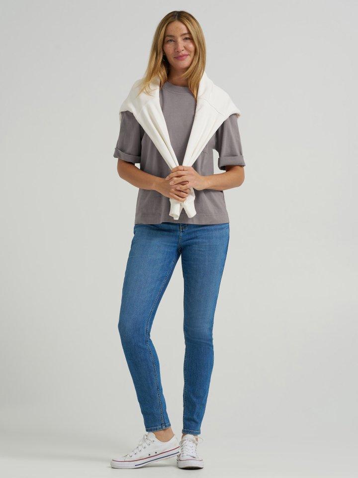 Model wearing size 4 Skinny Lee Jeans