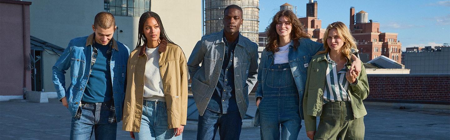 Eine Gruppe von Menschen geht gemütlich die Straße entlang und präsentiert ihre Lee-Jeans in einer lebendigen urbanen Umgebung. Bild als Kopfzeile der Blog-Seite verwendet.
